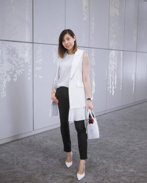 <div class="photoCaption">Always falling back onto the familiar monochrome. So in love with my slip on mules from @heatwaveshoeshq that sharpens any outfit.
.
.
.
.
#clozette #hwootd #hwdailyjourney #hwjourneywomen #streetstyle_singapore #stylexstyle #sginfluencer #livewithstyle #sgbeauty #ootdcampaign #styyli #vscofashion #sgigstyle #sgstyle# oo7d #ootdsingapore #lookbook #ootdmagazine #classyandfashionable #fashionblogger #travelblogger #chictopia #fashiongram #asseenonme #vscosingapore</div>