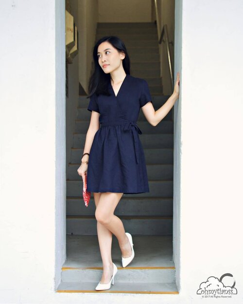 <div class="photoCaption">【Petite Style Haul + Tip #3】
I know many petite girls have a hard time finding clothes with the right fit. Waistlines too low, hems too long (especially for pants/jeans!), or tops that are too loose and baggy.
I face it too, which is one reason why I picked up sewing. It is to alter my own clothes! 😬
I used to swim in my clothes, but I have since learned to make my clothes fit me.
I cannot stress enough how a well-fitted piece of clothing can make you look proportionate and taller.
This wrap dress is a good example.
The ribbon helps to mark the waistline, making it more prominent, giving the illusion of long legs.
The hem also ends midway on the thighs, which is a flattering length for petite girls.
And I love how the skater skirt flares out to create a feminine hourglass silhouette.
Thank you for all the compliments on the previous photo of me in this dress!! I honestly think it's because of the pretty dress that I look more elegant. Haha 😂
So what do you think of my mini 3-part petite-style series? Which is your favourite outfit? 🙂
You can head over to my blog to read my thoughts on it! (link in bio)
// Navy Linen Wrap Dress @shoptobi / Wristlet clutch @bearynaise / White heels @taobao.world //
--
【小个子女生服装搭配 #3】
我明白身材娇小的女生很难找到合身的衣服,我也不例外。
不是太长,就是太宽松。
这也是我对裁缝那么有兴趣的原因之一!😬
自从会用针车以后,我经常自己把衣服改短或改紧。
剪裁合身了,看上去才有气质。
这件连衣裙是个好的例子。
喜欢那腰部的蝴蝶结,
有助突出腰围,提高视线。
裙子也是在膝盖骨以上的长度。
以合身的上半身搭配较为蓬松的裙子,
这样就能打造出女孩优雅甜美的曲线~
谢谢大家在前几天给的赞语,
看上去美美的都是裙子的功劳!😂😂
告诉我您最喜欢 #1,#2,或#3 ?
想阅读更多,请点击我的部落格吧!😊
// 连衣裙 @shoptobi / 手腕包 @bearynaise / 高跟鞋 @taobao.world //
--
📷: @ohmytianss
#petitestyle #petitefashionhaul #clozette #petitegirl #shoptobi #shortpeopleproblems #sgootd</div>