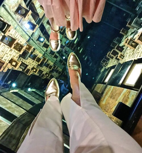 <div class="photoCaption">Fire 🔥 walk : A bridge of embers
@nationalgallerysingapore
#markjustiniani
#clozette</div>