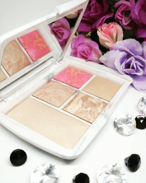 <div class="photoCaption">TGIF!
I'm missing my #hourglass Face Palette which contains 5 amazing products.
The blush and bronzer are beautiful and I love them on my light-medium skin tone. This was limited edition and I can't wait to see what they'll be releasing this year.
#clozette #igmakeup #instamakeup #sgmakeup #sgblogger #beautyblogger #bblogger #motw #makeuplover #makeupaddict #makeupcrazy #makeupjunkie #makeupporn #wakeupandmakeup #meccabeautyjunkie #hudabeauty #flatlay #makeuphoarder #makeupmess #makeuphaul #makeup #sephora #beatthatface #lipstickjunkieforever #palette #instalike #glam #ambientlightingedit</div>
