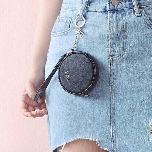 <div class="photoCaption">BOUNTY-FUL
Got @luxemono 's bounty purse in black and got it embossed with my dad's initials. Growing up - I used to wander around his office with piles of files with these initials on them and mine will just never be as cool as his.
•
•
•
•
•
#fatalframes #illgrammers #agameoftones #heatercentral #way2ill #killeverygram #createcommune #vscophoto #moodygrams #visualambassadors #pursuepretty #cerealmag #postitfortheaesthetic #kinfolk #singaporeinsiders #sgig #igsg #instagramsg #welovecleo #clozette #singapore #vscogram #vscophile #vscodaily #mindtheminimal #minimalmovement #peoplescreatives #sgblogger #singaporeig #sginstagram</div>