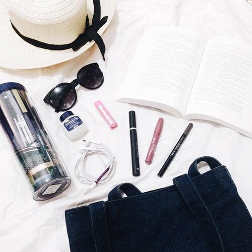 <div class="photoCaption">Summer may be over for some but for me, it's just starting. For my beach travel next week, I'm already starting to pack my things and plan what things to do there. But what do we really need to bring as essentials to our next beach adventure? Find out what to bring to travel in style on my new blog post! Clickable link is on the bio, loves! 💖 #clozette</div>