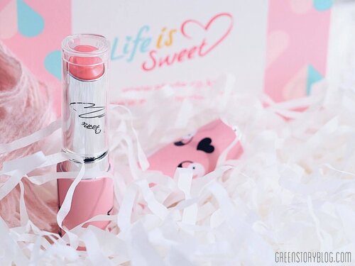 <div class="photoCaption">I choose the #EtudeHouse Glass Tinting Lips-Talk Flamingo lipstick case for the shade PK003 (a coral-ish baby pinky shade). Both felt like the best match ever.
.
Sweet Fact: you'll be able to engrave your lipstick complimentary as @EtudeHouseMalaysia opens their Flagship store this coming 18/8
.
Retail Price: Lip Talk RM38, Lips Case RM32
Opening promo: Both together RM56
.
.
.
#EtudeHouseMalaysia #etudecomestoMY #SweetnessisComing #Etudeopens1808 #LifeIsSweet #greenstory</div>