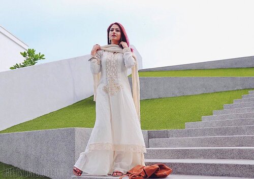 <div class="photoCaption">You're not in the light of you haven't been through shadows! #positivevibes
.
.
Outfit details on GreenStoryblog.com
.
.
.
#TGIF #greenstory</div>