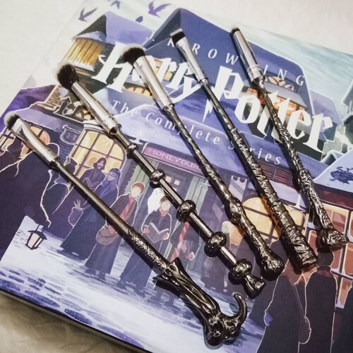<div class="photoCaption">Happy Sunday! Got these wonderful Harry Potter wand brushes from #wanderlustthings and I am absolutely loving it! Bristles are soft, and the wands are super sturdy! If you want one for yourself, just quote 'BUTTERFLY13' when you check out to get an additional 10% discount off your purchase! @wanderlustthings #HarryPotter #clozette</div>