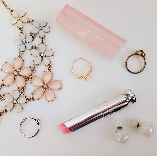 <div class="photoCaption">In love with the #diormy Dior Addict Lip Glow Color Recover Balm. A sheer balm that enhances your natural lip colour, it is also moisturising and protects my lips with SPF10
.
.
.
#makeup #makeupjunkie #clozette #cycircleoflife #beautyjunkie #lipbalm</div>