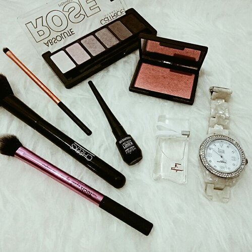 <div class="photoCaption">Hello Tuesday! subtle look today thanks to @catrice.cosmetics #seventeencosmetics and @sleekmakeupmy .
.
.
#makeup #makeupjunkie #cosmetics #salvatoreferragamo #clozette #eyeliner #cycircleoflife</div>