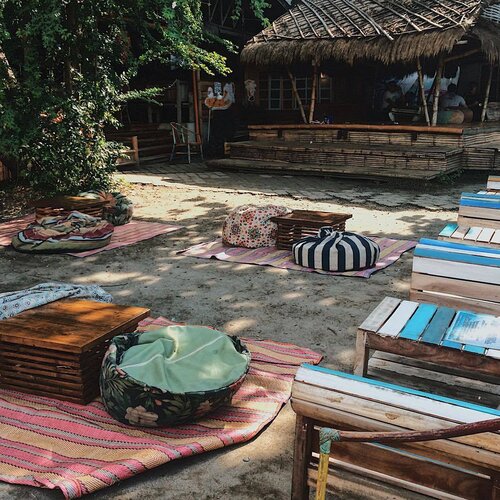 <div class="photoCaption">Found a new place to chill just a few steps away from the beach! 👧🏼 Definitely gonna miss this place!</div>