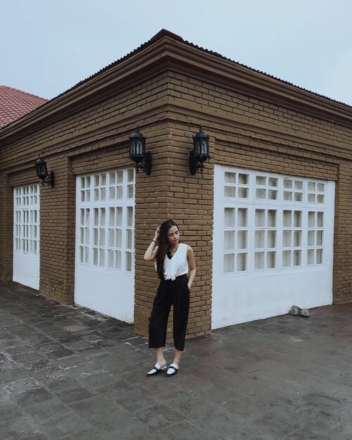 <div class="photoCaption">First stop at Ilocos!
Top: @thefashionbuddy101
Micro pleated cullotes: @gayakclothingmanila
Mules: @girlshaven
📸: @iamericcua</div>