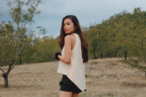 <div class="photoCaption">Would you come with me and see a world in a grain of sand and heaven in a wild flower? 💗</div>