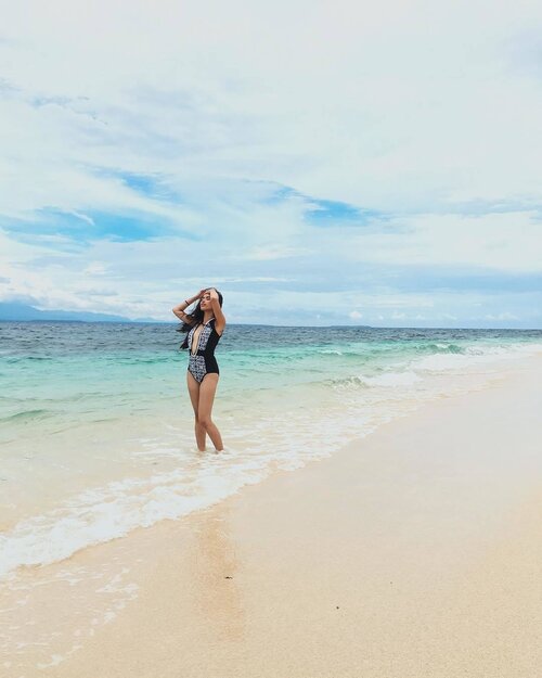 <div class="photoCaption">And I'll be here by the ocean just waiting for proof that there's sunset and silhouette dreams~ 🎶🎶🎶</div>