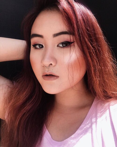 <div class="photoCaption">@wetnwildbeauty's Everlasting Glow highlighter peekin' through ✨
-
Eyes: @colourpopcosmetics Super Shock Shadow in Hanky Panky, Paradox & Amaze
Contour: @colourpopcosmetics Super Shock Cheek in Poolside
Lips: @colourpopcosmetics Ultra Satin Lip in Strip
Brows: @benefitcosmeticssg Ka-Brow in 4
-
#clozette #motd #selfie #colourpopme #colourpopcosmetics #wetnwild #wetnwildbeauty #highlight #beauty #bbloggers #sgbeauty #colourpop #sgbeautyblogger #igsg #instabeauty #makeuplover #eyeshadow</div>