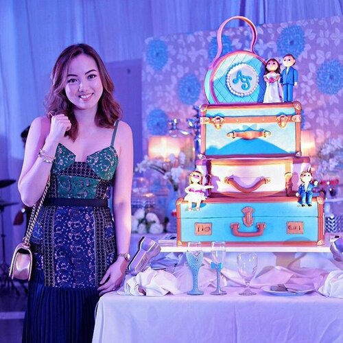 <div class="photoCaption">Blogged: This cake and this outfit is now up on the blog. And yes, I made that cake. Click link in bio to see more photos and read all about it. #sheiladytiucakes #weddingcakes #weddingcakesbysheiladytiu #sheilovestocreate #luggagethemedcake #clozette</div>