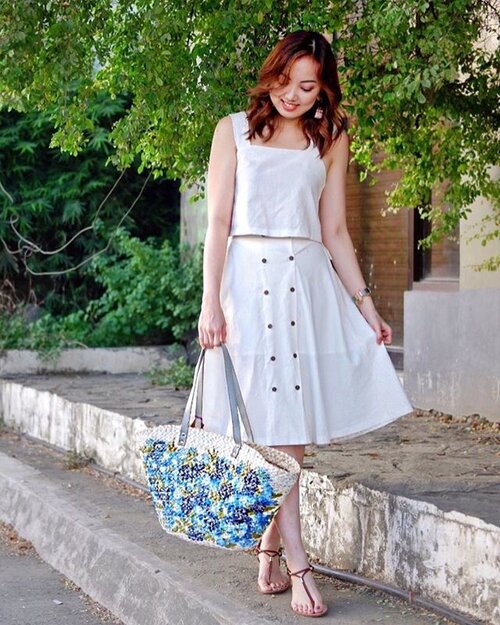 <div class="photoCaption">Smiling in my @pinkaholicclothing white coordinates and @marialenpaintings bag. #imapinkaholic #sheilovesootd #clozette</div>