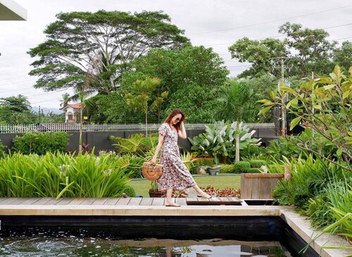 <div class="photoCaption">Visiting my parents on a fine Sunday afternoon. And setting a good example for my nephews ("Dmon't stay there coz you might fall") hahaha! Happy Sunday everyone! I'm wearing one of my ukay (thrift) finds by the way, make a wild guess on how much I paid for this dress) #ilovesundays #ukayfinds #ukayukay #visitingmyparents #clozette</div>