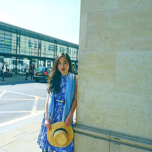 <div class="photoCaption">Spring Floral Dress for a lovely stroll in Berkshire paired with @hm hat #HM30DaysofSpring#streetstyle #fashionph #berkshire #travel</div>