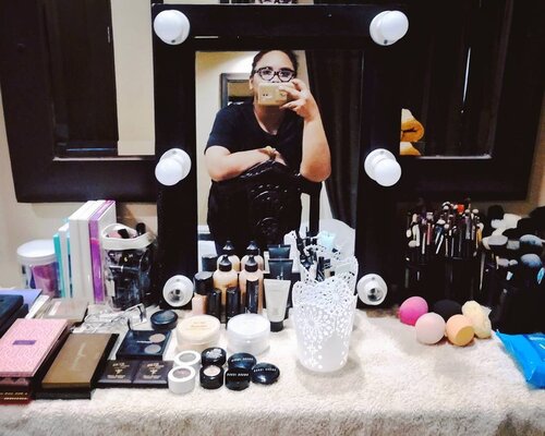 <div class="photoCaption">One of the things that I love love love about what I do is that I get to play with a lot of beautiful make up. From eyeshadows, to lipsticks, foundations to cheek products, I just love it all! The only thing that I don’t like about it though is the clean up that I need to do after HAHA. Such a pain (especially washing the brushes) - plus I always get distracted by all the pretty things that I end up doing swatches instead of actually cleaning up LOL!
.
Does anyone want to come over and help me clean after my gigs or on my photo days? :-P #DareToShareIGChallenge</div>