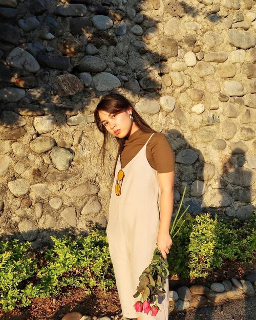 <div class="photoCaption">When you have the natural light of the sunset to thank for to give you a glowing look 🌻 Posted a new video about how I edit my Instagram photos on my YouTube channel! Go check it out! 🌞</div>
