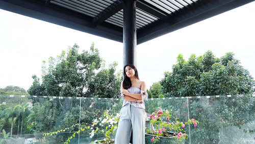 <div class="photoCaption">Always a big fan of pantone-colored outfits! Plus, this off-shoulder top is really cute and perfect for any color of pants!</div>