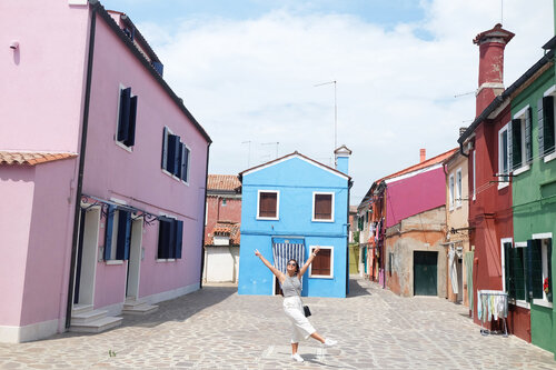<div class="photoCaption">Raise your hands up if you like Burano Island in Venice! One of my favorite places in the world!</div>