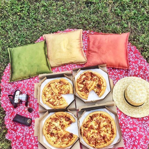 <div class="photoCaption">Excited to go on more picnic celebrations 🗺 btw, I'm currently uploading a new video guys! Check it out in my YouTube channel! ❤️</div>
