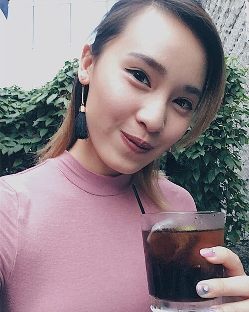 <div class="photoCaption">Ushering in the long weekend with a rum and coke at Loof Bar @lobeholdgroup!
Tassel earrings w pearl from @theurbansparkle ✨
#theurbansparkle #loofbar #lobeholdgroup #tgif #clozette</div>
