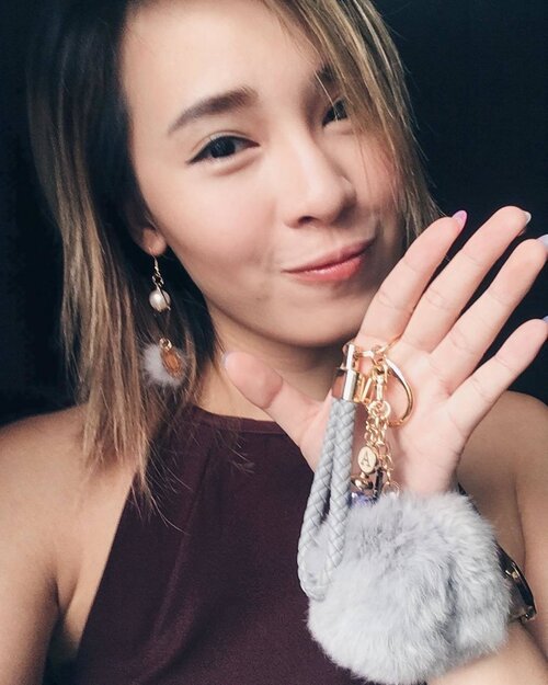<div class="photoCaption">Who else matches their earrings to their bag charm??? Thank you @handmadexshopkysse for sending this over! Super therapeutic to fiddle with my fur ball. Choose from many different charms and customise your own bag charm👜
#handmadebyshopkysse #shopkysse #bagcharm #selfie #favesselfie #clozette</div>