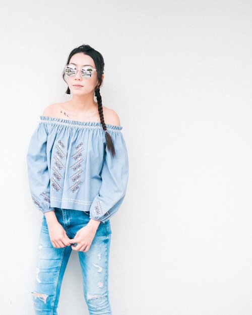 <div class="photoCaption">Always have a thing for off-shoulder tops, wearing @purpursg. 😎#iampurfect #clozette</div>