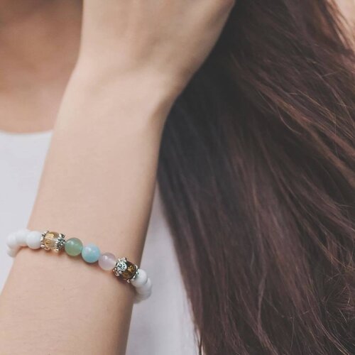 <div class="photoCaption">My travel essential from @yuanzhongsiu.sg. This 5 Elements Bracelet harnesses harmony, balances chakra through the five colored crystals (representing Water, Fire, Metal, Wood, Earth elements) and brings peace.
Currently in China, and is wearing this protective bracelet wherever I go! #kiasusingaporean Will reply msges and work emails next week! Please be patient with me 💋</div>