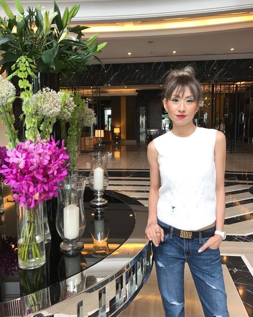 <div class="photoCaption">When the flowers and table r so pretty, u want them to be part of the picture ❤️
...
📸 @onceoverlightly
#ootd - Dior top & belt // @currentelliott Boyfriend Jeans
#motd - Dior Makeup
#hairoftheday - @toniandguybangsar
.
.
#divainmefashion #dior #diormy #themajestickl #outfit #currentelliott #denimday #weekend #style #fashionista #fashion #fashionblogger #photoshoot #blogger #clozette #passionpassport #fwis #orchids #makeup #beauty</div>