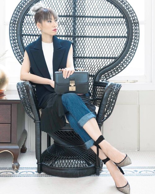 <div class="photoCaption">Dark with a touch of feminism. Don't you just love this pair of kitten heels?
...
Wearing everything Dior (except jeans) 😁
.
.
#feminism #ootd #outfit #fashion #fashionista #fashionblogger #diormy #diormalaysia #diorshoes #dioraddict #darkside #stepinstyle #style #divainmefashion #clozette</div>
