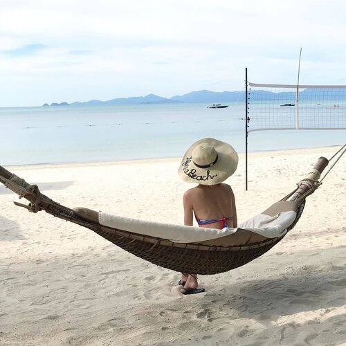 <div class="photoCaption">A little late for a flashback but...I miss this!!...Never say no to a beach holiday 🌴🥂❤️..#summervacation #lifeisabeach #fskohsamui #fourseasons #fourseasonssnob #sunseaandfun #divagoestothailand #kohsamui #fbf #flashback #travelblogger #luxurytravel #travel #blogger #clozette #hammock #restandrelax #summer</div>