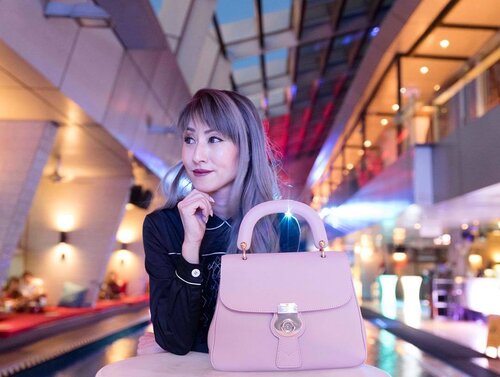 <div class="photoCaption">Sometimes, we all need a good #GNO to unwind and laugh over anything and everything! My partner-in-crime, the stylish Ash Rose DK88 bag ❤️
#TheDK88Bag #DivaLovesBurberry
.
.
#burberry #burberrybag #kualalumpur #ootd #outfit #handbag #fashionista #fashion #itsmylife #girlsnightout #nightlife #fashionpost #weekends #clozette #fashionista #pink</div>
