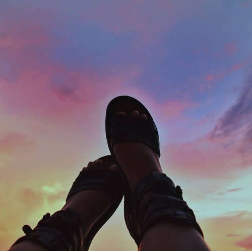 <div class="photoCaption">Let your feet #wander 👣🌅
.
#vsco #vscocam #vscophile #scenery #sunset #sky #nikon #wanderlust #photography #lfl #igers #shoes #summer #travel #clozette #travelphotography #nature #photographer #bloggerph #nikonphotography #blogph #weekendvibes #philippines #instadaily #islandgirl #instaphoto #instagood #island #islandlife</div>