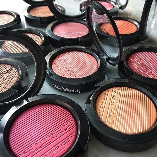 <div class="photoCaption">Mehhh it's so hot out here today that it seems like there are multiple suns - pretty much similar to the image of these hot new blushers from @maccosmetics heh. Stay hydrated everybardy! ---#mac #maccosmetics #maccosmeticssg #blush #blushers #맥 #clozette #makeup #makeupstash #makeuphoarder #blushpink #instabeauty #igbeauty #beautyblog #beautyblogger</div>