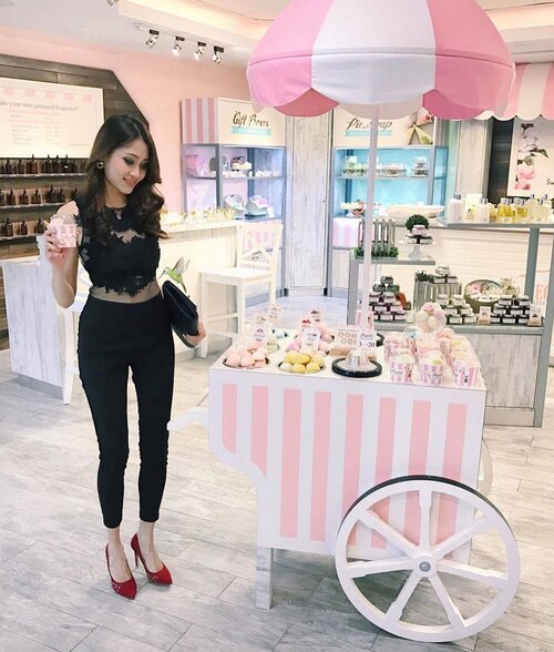 <div class="photoCaption">For someone who's snacking every 2-3 hours, everything looks like food!!!🍰🍩 Including these delicious- looking bath bombs
.
.
.
.
.
#Pinkhues #Agameoftones #inspiremyinstagram #Clozette #Stylexstyle #Moodygrams #stylish #instastyle #woredrobeessentials #aboutalook</div>
