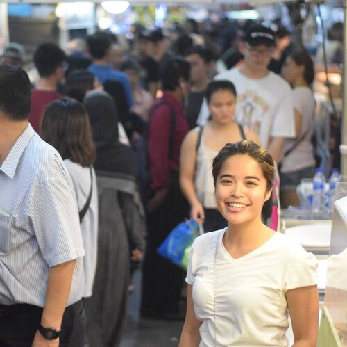 <div class="photoCaption">Sweltering hot and sweating all over, but all worth it at Geylang Serai! ❤️❤️❤️ #clozette</div>