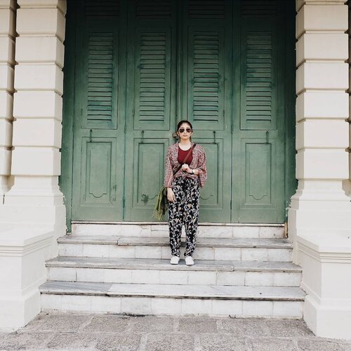<div class="photoCaption">What happens when you go to Grand Palace unprepared. Had to cover my shoulders with the only cardigan I have in my bag. It was actually a go to "fashionable" piece HAHAHA!</div>