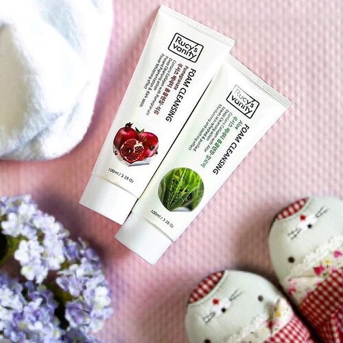 <div class="photoCaption">Rucy's Vanity Foam cleanser that removes makeup, dirt, impurities, clean pores and prevent sebum. It contains collagen with whitening effect and very gentle to skin. It works all over! ✨
#rucysvanityph #foamcleanser #pomegranate #aloe #skincare #skin #koreancosmetics #beauty #makeup #cosmetics #collagen #moisturizer #deepclean #foam #clozette</div>