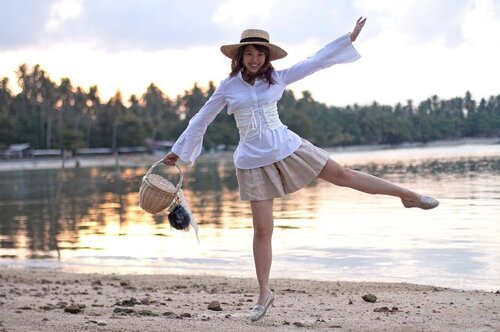 <div class="photoCaption">Jumping with joy in my new gold espadrille flats from the @BataSingapore Spring/Summer 2017 Collection during my short vacay to Batam island. These shoes are all about comfort and style and pairing them with any outfit is a breeze, making them the perfect shoes for travelling.#ComfortableWithIt #Clozette #Bata #BataShoes #BataSingapore</div>