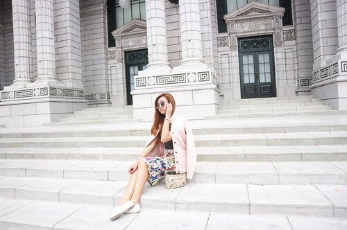 <div class="photoCaption">"Sometimes you need to step outside, clear your head and remind yourself of who you are. And where you wanna be. And sometimes you have to venture outside your world in order to find yourself." #XOXO #GossipGirl 💋</div>