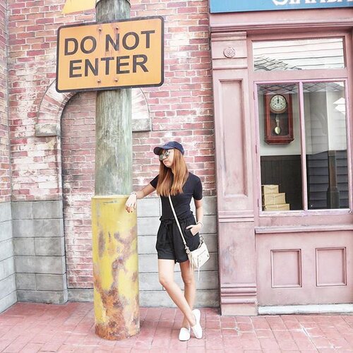 <div class="photoCaption">"A wise woman once said that every morning when you wake up you say a little prayer. After all, you never know what your day may hold." & now I'm praying for my toes, hoping they're still in tact after endlessly walking around Malaysia. 😅😳 #Malaysia #kualalumpur #clozette | Top & Bottom from @penshoppe | Cap from @oxygenclothing #OxygenXBieber #OxygenClothing</div>