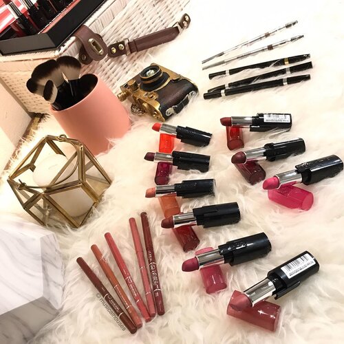 <div class="photoCaption">I specially swatched these @lorealmakeup #InfallibleLips #lipstick - these 10 shades all out in stores now, and some are really nice! Also new are the Infallible #lipliner, the #makeupbrushes, and the #browartist, which is a nifty little product with brow powder, brow pencil, and a spoolie all in one slim tube!
____________________
#clozette #beauty #makeup #swatch #swatches #lorealparissg #lorealparis #loreal #lorealmakeup #beautyaddict #makeupporn #makeupjunkie #makeuppost #cosme #cosmetics #drugstorebeauty #drugstoreproducts #drugstoremakeup #budgetbeauty #budgetmakeup #lipsticks #lipstickjunkie #lipstickaddict #lorealinfallible #flatlay</div>