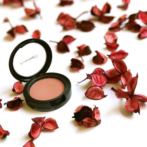 <div class="photoCaption">Today's #macmonday post - the evergreen, go-with-anything Blushbaby #blush! I do have a soft spot for @maccosmetics #blushes and this is so wearable! I swear it looks good on almost everyone with its neutral undertones and rosy-brown shade.
_______________________
#clozette #macmondays #makeup #maclover #macaddict #macjunkie #ilovemac #igbeauty #igmakeup #iphoneonly #instabeauty #instamakeup #bbloggers #cosme #cosmetics #blusher #beauty #beautyjunkie #beautyaddict #makeupjunkie #makeupporn #makeuplove #maccosmetics #mac</div>