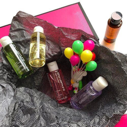 <div class="photoCaption">Don't you just love it when your #skincare looks like candy?? The @shuuemura #cleansingoil is now 50 years old, and look at all the varieties they've produced! The #cleansingoils all have different formulas, with some more similar than others (some have mineral oil, some don't, and so on), so some experimentation might be needed to find your perfect oil, but there's something for everyone! I've previously reviewed the AntiOxi+ oil on my blog, so you can check that review out!
______________________
#clozette #shuuemura #shuuemurasg #skincarejunkie #skincareaddict #skincareproducts #skincareroutine #bbloggers #abcommunity #asianbeauty #asianskincare #rasianbeauty #japanesebeauty #japaneseskincare #cosme #beauty #beautyaddict #beautyjunkie #sgbeauty #makeupremover #cleanser #oilcleanser #oilcleansing #flatlay #flatlays #igbeauty #igskincare</div>