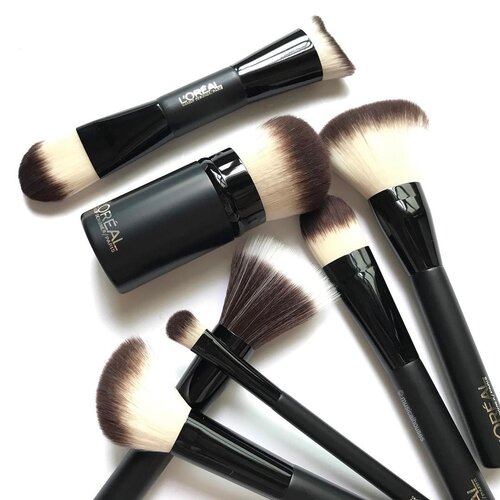 <div class="photoCaption">Just gonna leave this pic of the new @lorealmakeup #makeupbrushes with you for the weekend! These #brushes have synthetic fibers that are very soft with a lot of give, and have shorter handles that are good for traveling with. The "star" brush in this line is the dual-ended #makeupbrush for face and contour, although personal favourite is the blush brush.
___________________
#clozette #beauty #igbeauty #flatlay #drugstorebeauty #drugstoreproducts #cosme #budgetfriendly #lorealmakeup #lorealparissg #loreal #lorealparis #nofilter #instabeauty #beautyaddict #beautyblogger #beautyjunkie #makeup #iphoneonly #sgbeauty #sgbloggers #lovebeauty #beautylover #budgetmakeup #igmakeup #instamakeup #cosme</div>