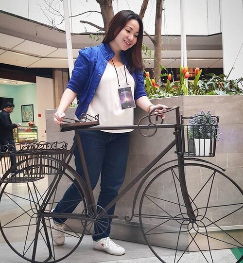 <div class="photoCaption">Whee...let's take a ride through the gardens. Don't you love the classic English look of the bicycle 😍
My 👕👖👟 #ootd for a ride:
Jacket: Forever 21
White shirt: Zalora
Jeans: Levi's
Sneakers: Converse
#latenightmusings #throwback #rollwithcarol #clozette #LifestyleBlogger #instagram #igersmalaysia #Igers #fashion #fashionista #instafashion #carolootd</div>