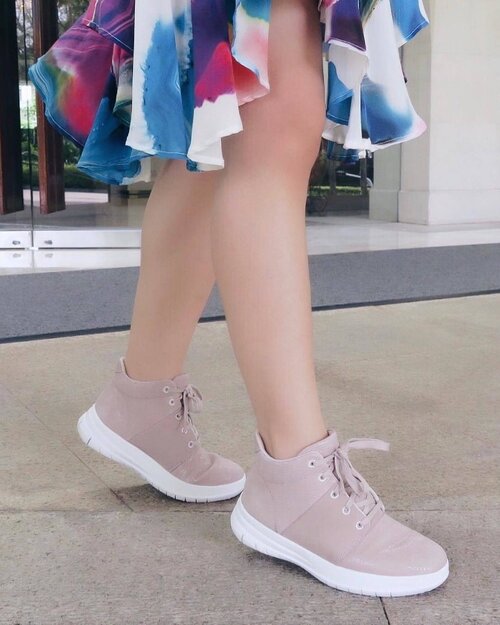 <div class="photoCaption">Sometimes the smallest step in the right direction ends up being the biggest step of your life. Tip toe if you must. But take the step. // Sporting @fitflopsg's seriously comfy and stylish shoes! pc:@smitadesouza #StyleWithEna #FitFlopSg #FitFlop #ForSuperwomen</div>
