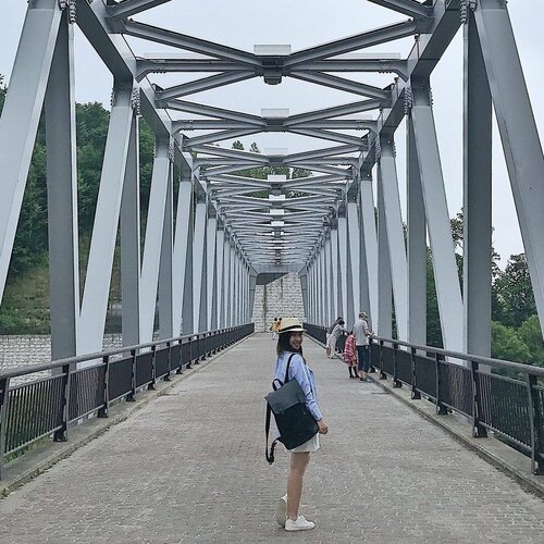 <div class="photoCaption">Passion is the bridge that takes you from pain to change. Nothing worth having comes easy, get out of your comfort zone and do it. 🔥🌉 // Glad to have my @GastonLuga bag with me for this Hokkaido trip, I love that it's both roomy and chic! ☺️👌🏻#StyleWithEna #AnywherewithGL #UniqloSG</div>