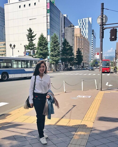 <div class="photoCaption">Good Sunday morning from Sapporo! 🤗Had a hearty breakfast with parents and now we're en route back to New Chitose Airport to join our tour group! 😀My parents commented that look like a Japanese, that's precisely because I'm dressed in @uniqlosg, loving this casual shirt + new cigarette jeans with my very own customized name "ENA" + rose + sparrow sticker patch on the front pocket! 🌹💕Head over to my stories for more updates.☺️#stylewithena #travelwithena #enaxhokkaido #uniqlosg</div>